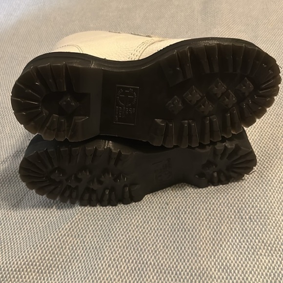 Dr.Martens Devon Heart Leather Platform Boots - Picture 9 of 10